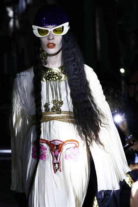 gucci vestito utero|Gucci Cruise 2020, il vestito con l'utero ricamato .